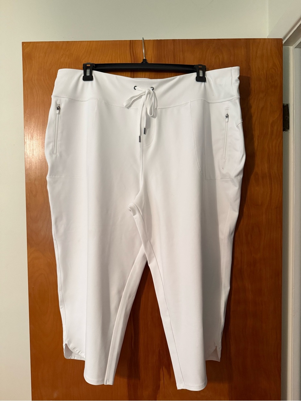 tek gear Women’s 1X White Drawstring Active Capris with Zipper Pockets